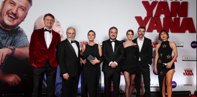 YAN YANA GALASINDA DOSTLUK, UMUT VE SNEMA BULUTU