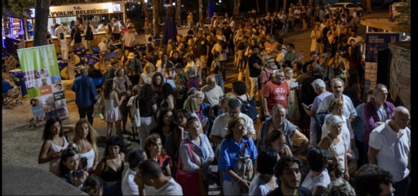 AYVALIK SOKAKLARINDA SNEMA LEN DEVAM EDYOR 