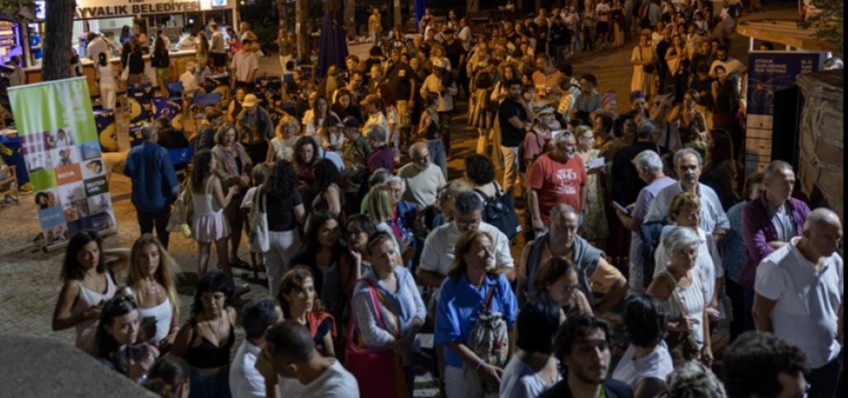 AYVALIK'TA SOKAKLAR SEYRCYLE, PERDELER HKAYELERLE DOLU
