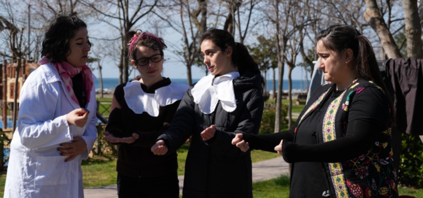 �OCUK ����L���NE KAR�I SOKAKTA T�YATRO