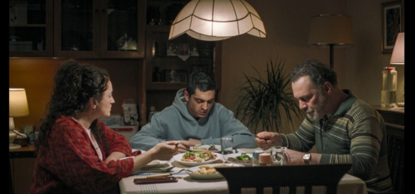 B�R ARADA YALNIZ: B�NALAR Y�KSELD�K�E HAYAT DARALIYOR